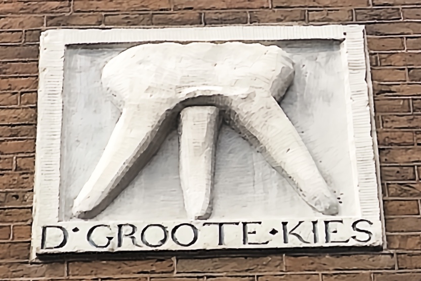 A gable stone with a tooth advertising a dentist.